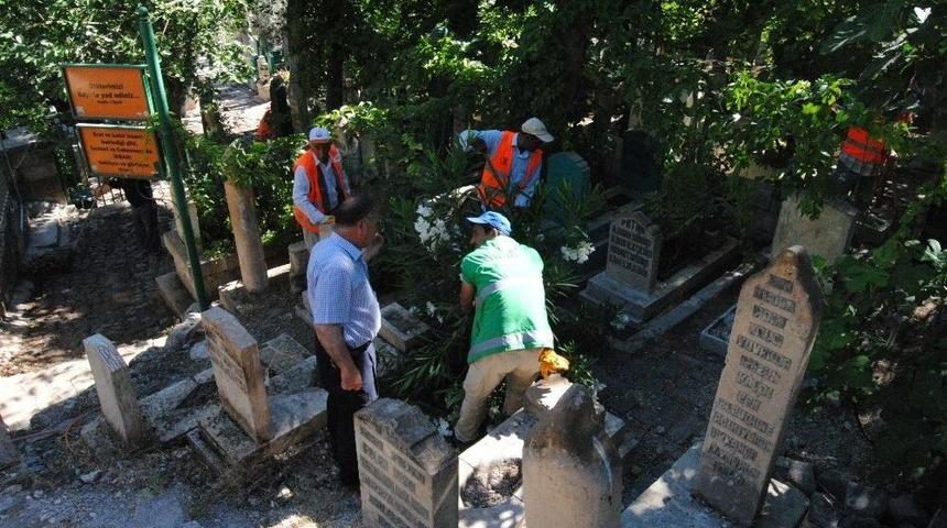 B&uuml;y&uuml;kşehir Bayram &Ouml;ncesi Mezarlıkları Temizliyor