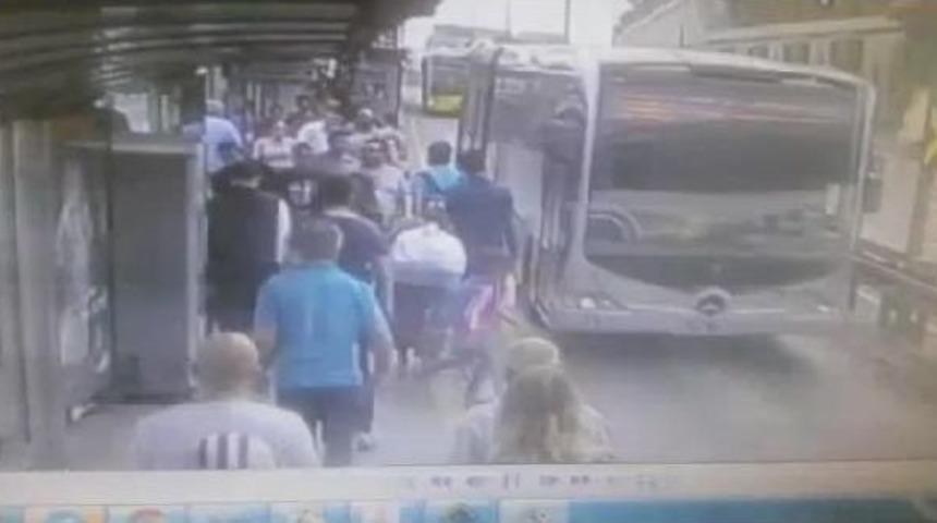 Arkadaşıyla Şakalaşırken Metro Metrob&uuml;s Yoluna Atlayan &Ccedil;ocuğa Metrob&uuml;s &Ccedil;arptı