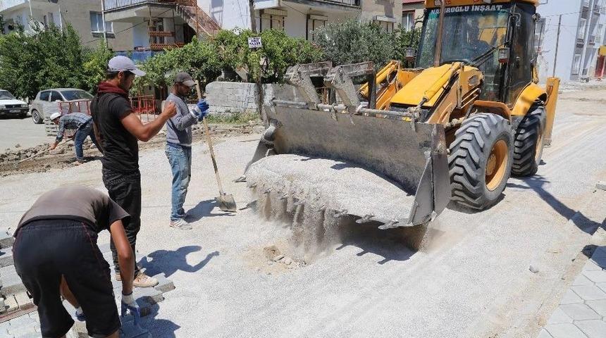 Burhaniye&rsquo;de Eski Mahallelere Yeni Yollar Yapılıyor