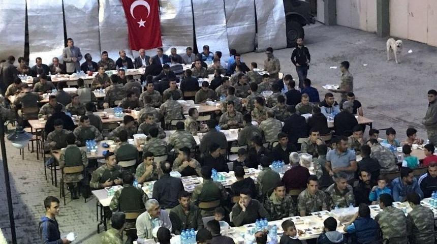 Yedisu&rsquo;da Asker İle Halk Birlikte İftar Yaptı