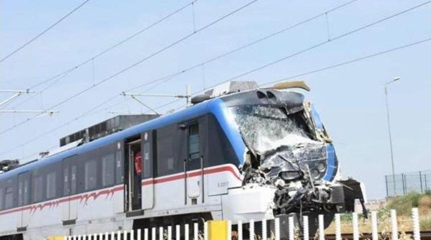 Banliy&ouml; Treni Kamyona &Ccedil;arptı (2)- Yeniden