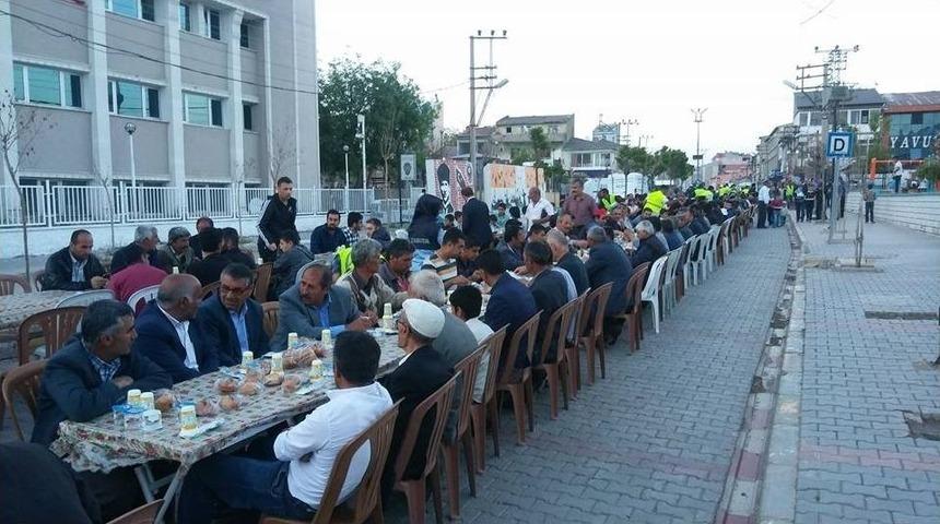 &Ouml;zalp İl&ccedil;esinde İftar Yemeği