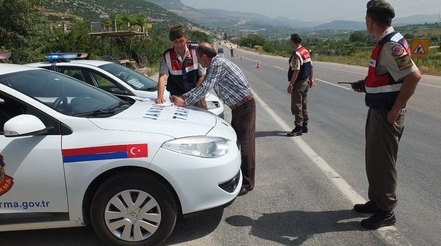 Emniyet Kemeri Takmayan S&uuml;r&uuml;c&uuml;lere Ceza Yağdı
