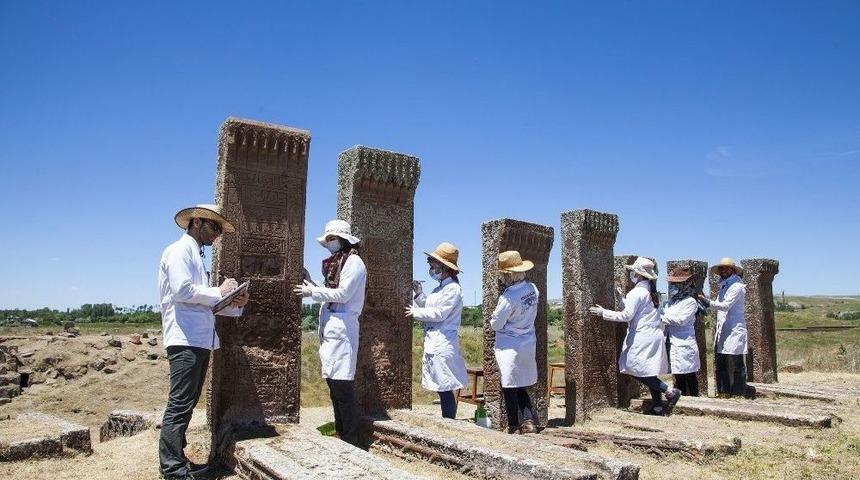 Abidevi Taşlar &Ouml;zenle Temizleniyor