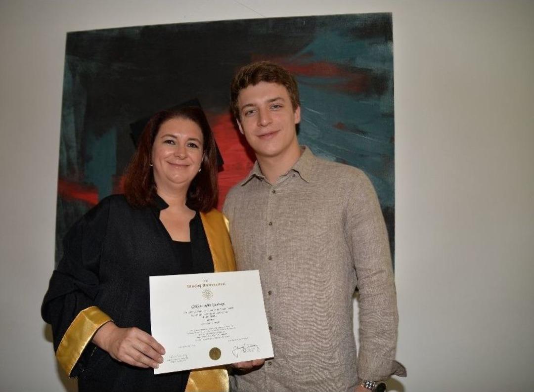 27 Yıl Sonra Başladığı &Uuml;niversiteden Oğluyla Aynı Yıl Mezun Oldu