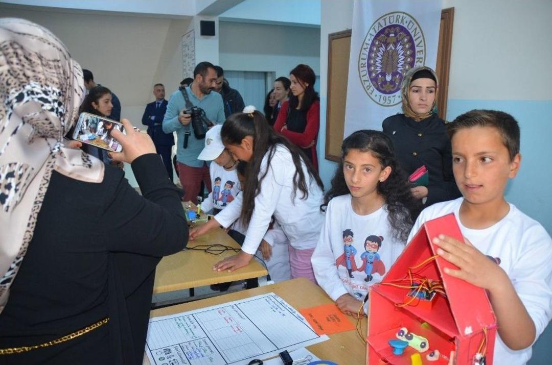 Sarıkamış&rsquo;ta Geleceğin Bilim Adamları &Uuml;r&uuml;nlerini Sergiledi