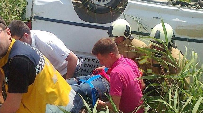 Balıkesir&rsquo;de Minib&uuml;s Tarlaya U&ccedil;tu: 1 Yaralı