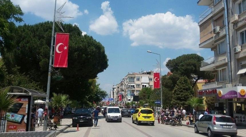 Turgutlu Atat&uuml;rk Bulvarı Kırmızı-beyaza B&uuml;r&uuml;nd&uuml;