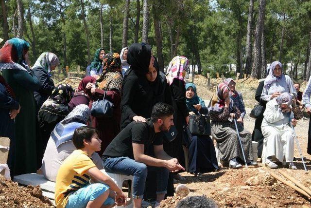 İstanbul&rsquo;daki Otel Yangınında &Ouml;len Gen&ccedil; Kadın Toprağa Verildi 1