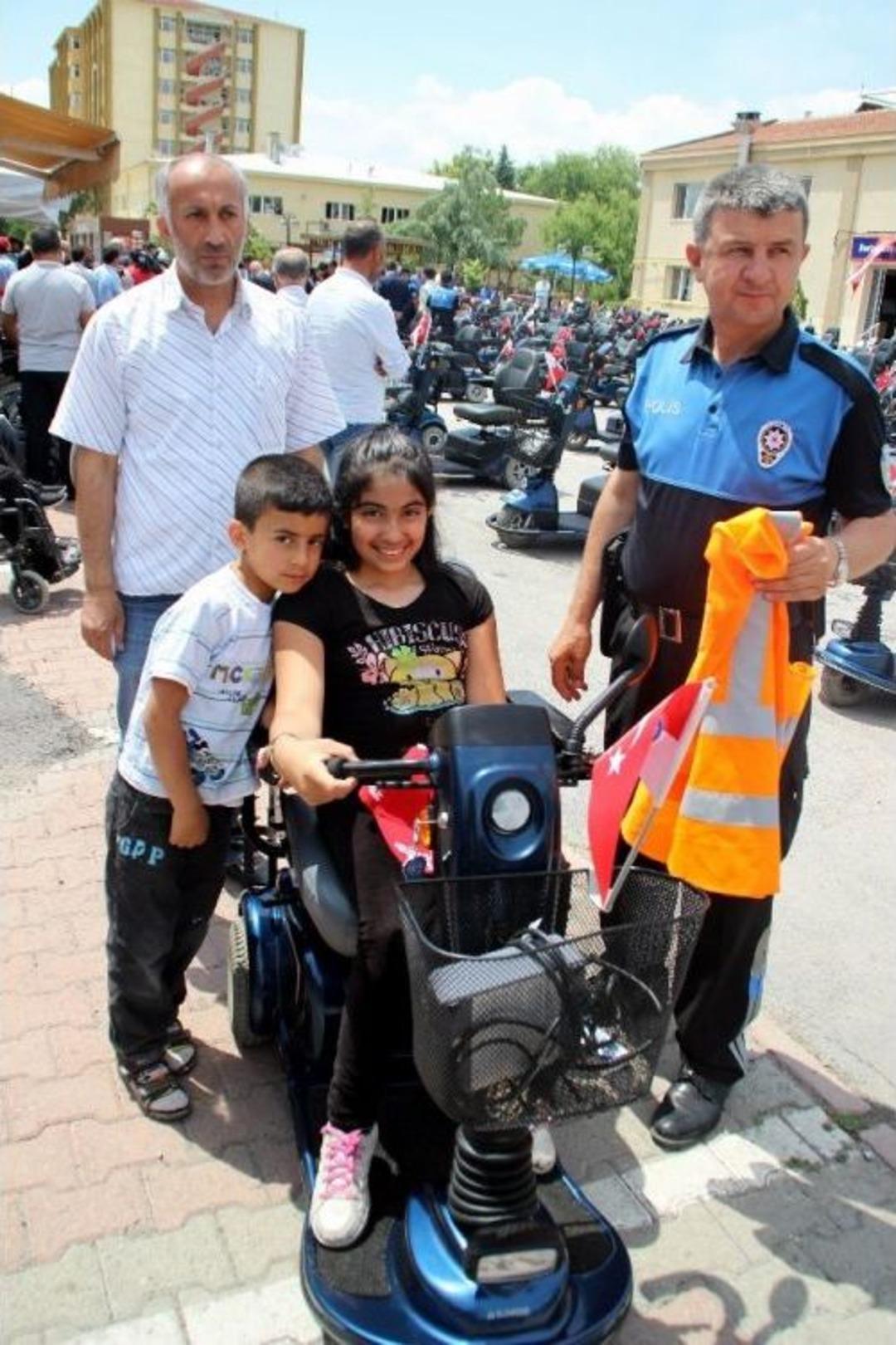 Engelli R&uuml;meysa&rsquo;nın En B&uuml;y&uuml;k Hayalini Polisler Ger&ccedil;ekleştirdi