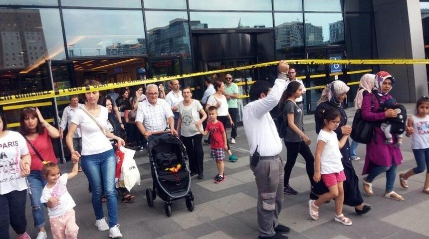 Esenyurt&rsquo;ta Bir Avm&rsquo;de Bomba Paniği