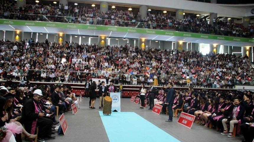 Trib&uuml;nleri Final Ma&ccedil;ı İ&ccedil;in Değil, Mezuniyet T&ouml;reni İ&ccedil;in Doldurdular