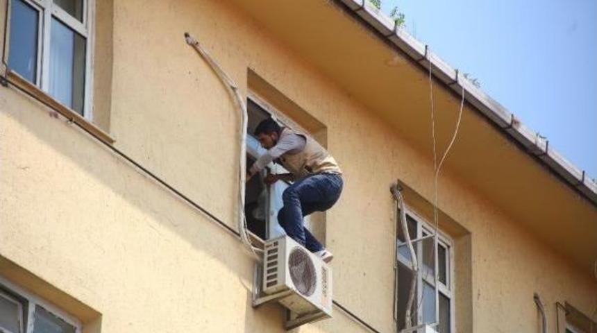 Epilepsi Hastası Hastane Penceresinde Intihar Girişiminde Bulundu