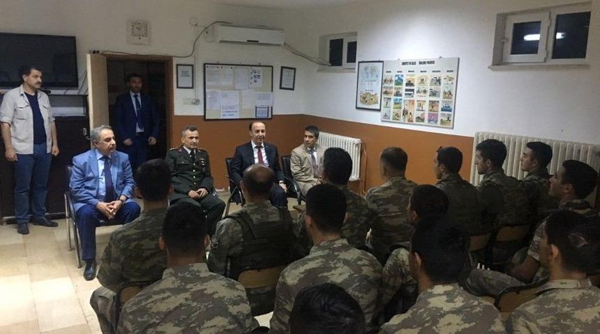 Vali Erin Ter&ouml;rle M&uuml;cadele Kahramanlarına Ziyaret Etti