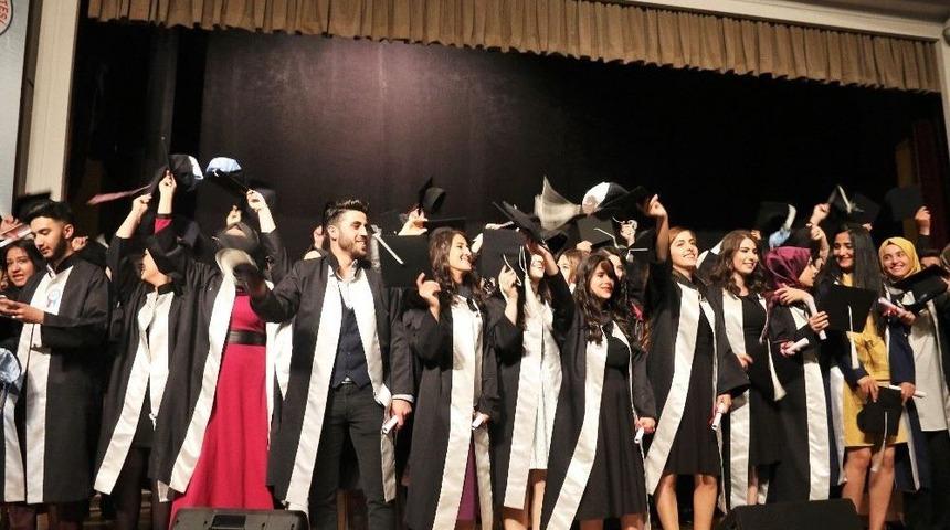 Er&uuml; Kayseri Meslek Y&uuml;ksek Okulu Yeni Mezunlarını Verdi