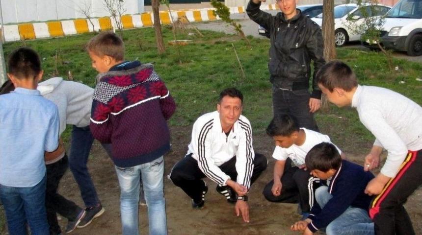 Eski Milli Atlet &Ccedil;ocukları Sokak Oyunlarına Y&ouml;nlendiriyor