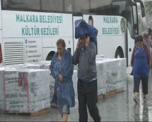 Aniden Başladı... İstanbul'da Sağanak Yağış