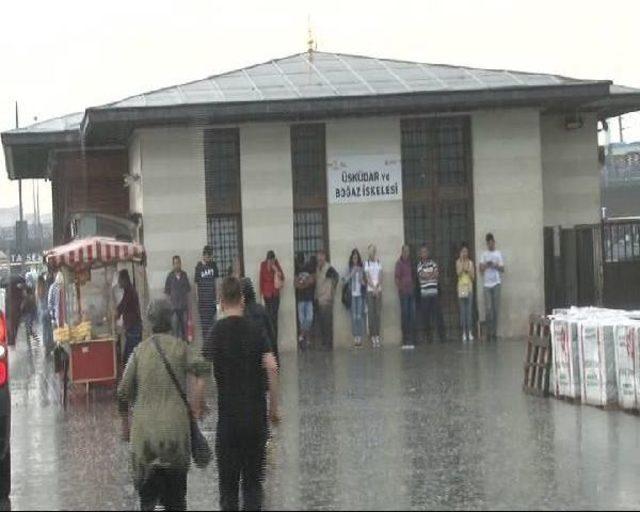 Aniden Başladı... İstanbul'da Sağanak Yağış