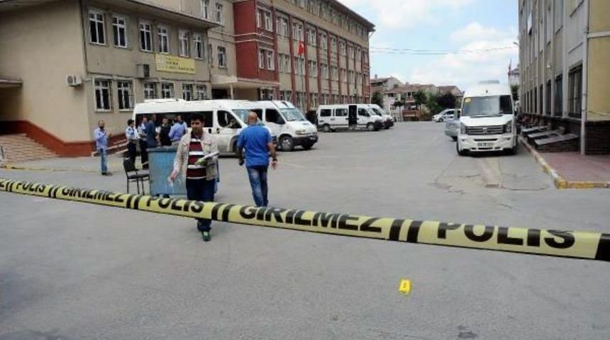 &Ouml;ğrencilerin G&ouml;z&uuml; &Ouml;n&uuml;nde Okul Bah&ccedil;esinde  &Ccedil;atışma: 3 Yaralı&nbsp;