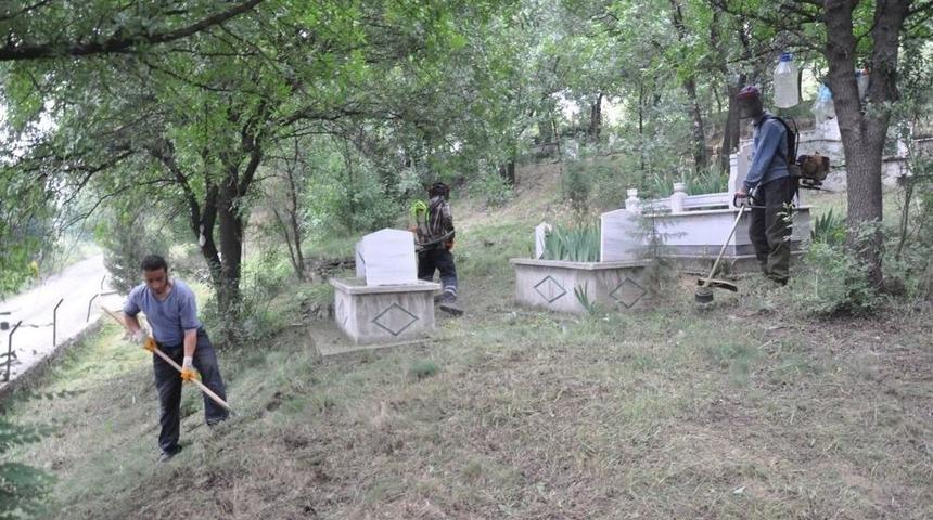 Mezarlıklar Bayram Ziyaretlerine Hazırlanıyor