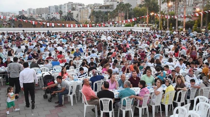Büyükşehir, İftar Sofrasını Erdemli’de Kurdu