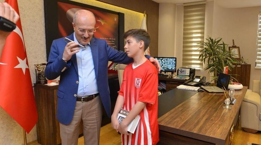 Kumbarasını Balıkesirspor’a Bağışladı, Tableti Hakkari’den Geldi