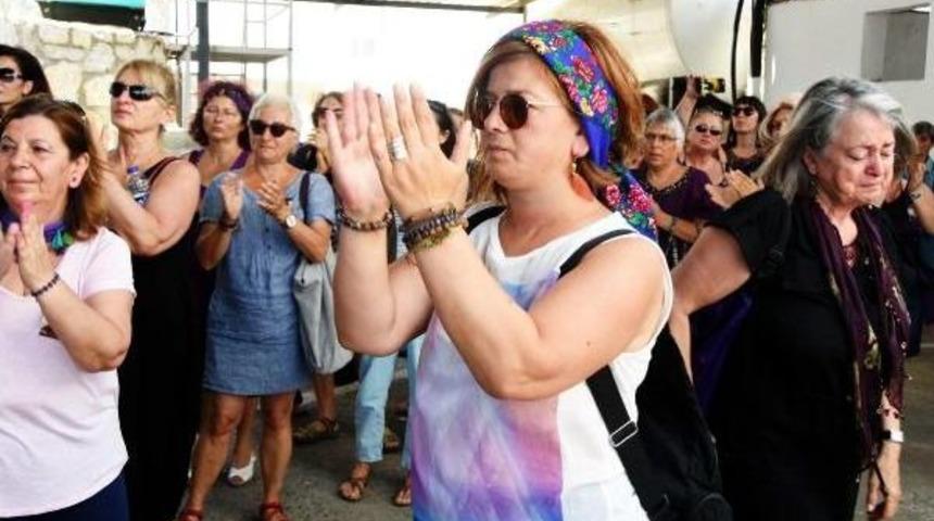 Şirin Tekeli'nin Kadavra Olarak Bağışladığı Cenazesi Alkışlarla Uğurlandı