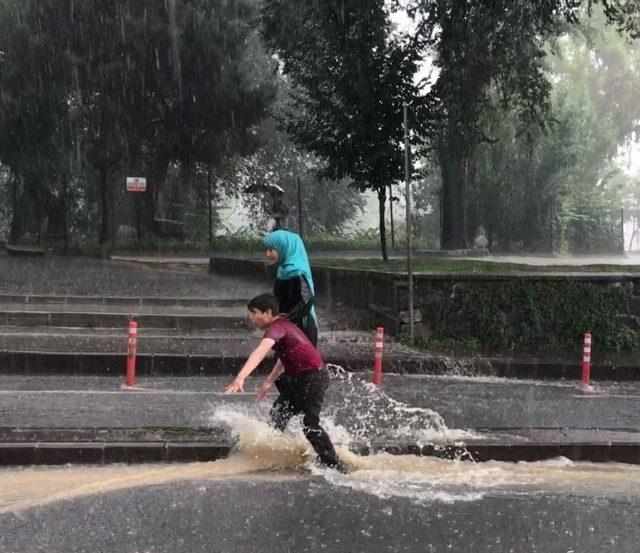 İstanbul’da Yollar Gölete Döndü