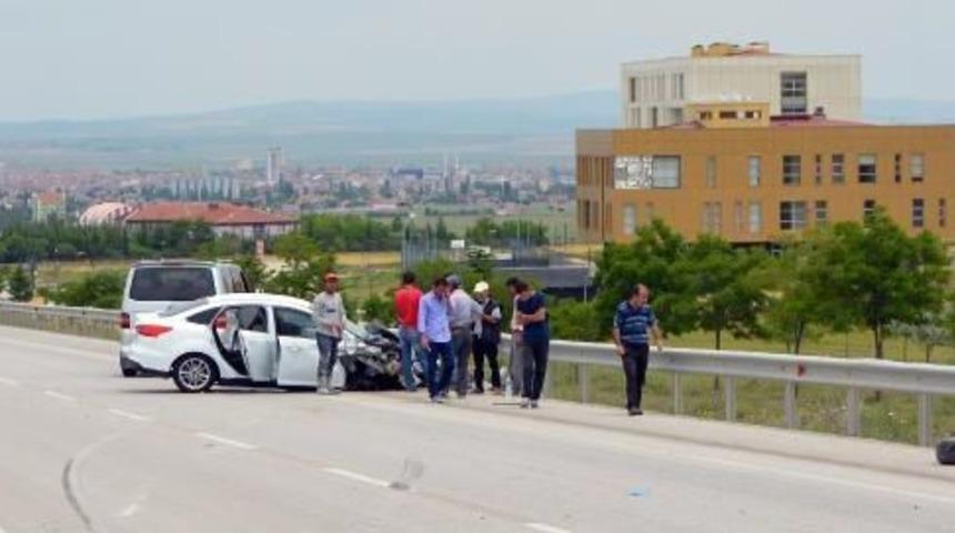 Hafif Ticari Ara&ccedil;la &Ccedil;arpışan Otomobildeki 5 Kişi Yaralandı