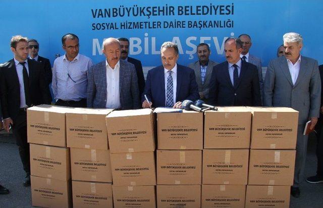 Van Büyükşehir Belediyesinden 2 Bin 500 Aileye Yardım