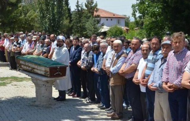 Üzerine Kaya Parçası Düşen Üniversiteli Genç Toprağa Verildi