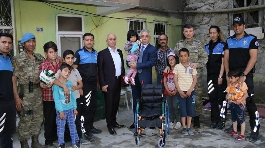 Polisten Engelli &Ccedil;ocuklara Tekerlekli Sandalye