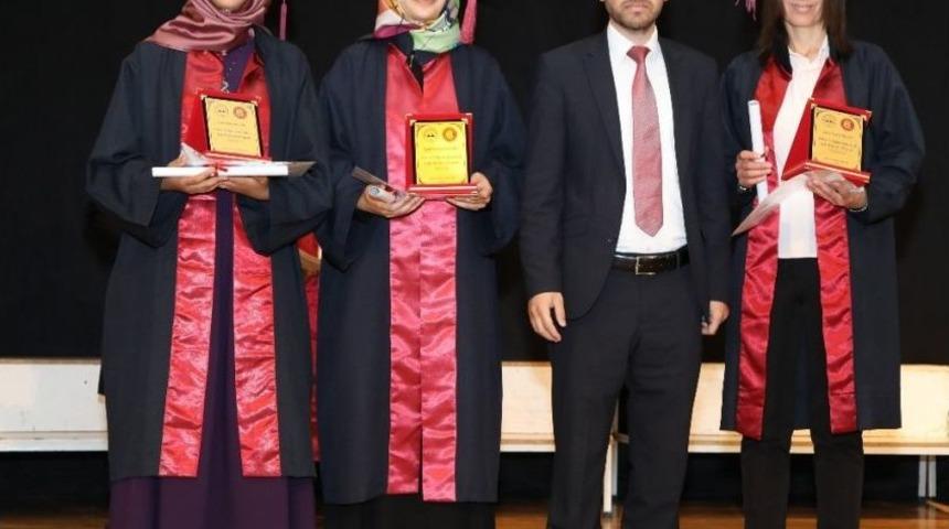 Er&uuml; Safiye &Ccedil;ıkrık&ccedil;ı Meslek Y&uuml;ksekokulu&rsquo;nda Mezuniyet Coşkusu