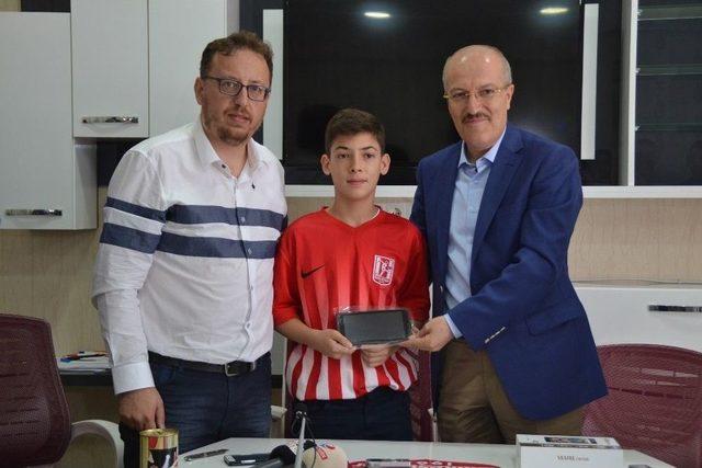 Balıkesirspor’a Destek İçin Maaşını Verdi