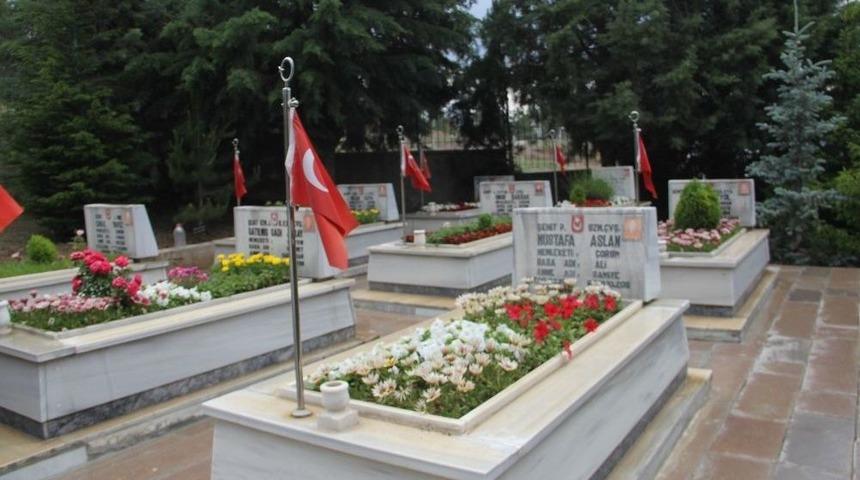 &Ccedil;orum&rsquo;da Şehit Mezarları Bakıma Alınıyor