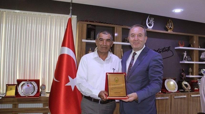 Başkan Şahiner Duyarlı Şof&ouml;r&uuml; &Ouml;d&uuml;llendirdi