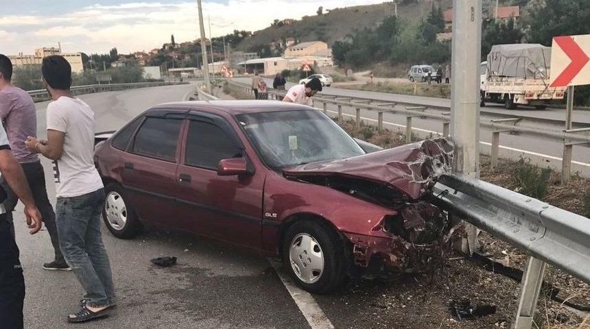 Otomobil Bariyerlere &Ccedil;arptı: 1 Yaralı