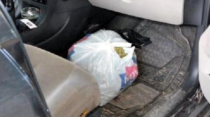 Otomobille Esrar Sevkiyatına 4 G&ouml;zaltı