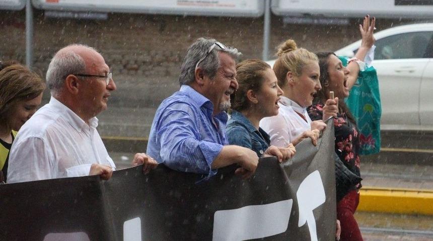 Sağanak Yağış Altına &lsquo;berberoğlu&rsquo; İ&ccedil;in Y&uuml;r&uuml;d&uuml;ler