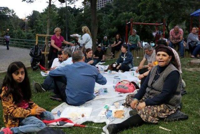 Adalet Nöbeti Tutanlara Iftar Verildi