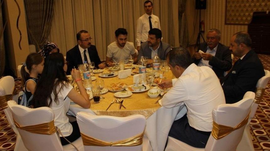Başkan &Ouml;zel, Şehit Ve Gazi Aileleriyle İftarda Bir Araya Geldi