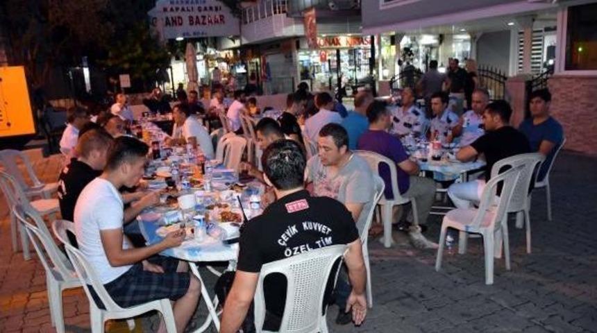 Marmaris'te Polis Ve Esnaf Birlikte Iftar Yaptı&nbsp;