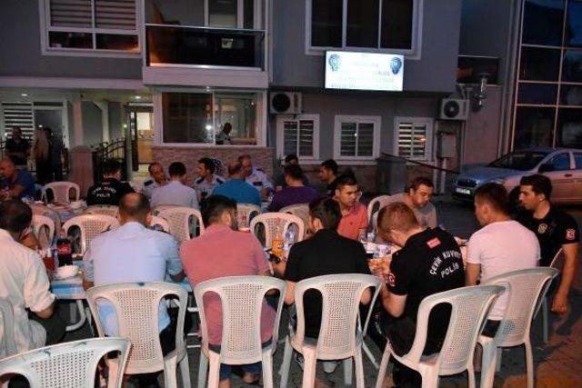 Marmaris'te Polis Ve Esnaf Birlikte Iftar Yaptı 