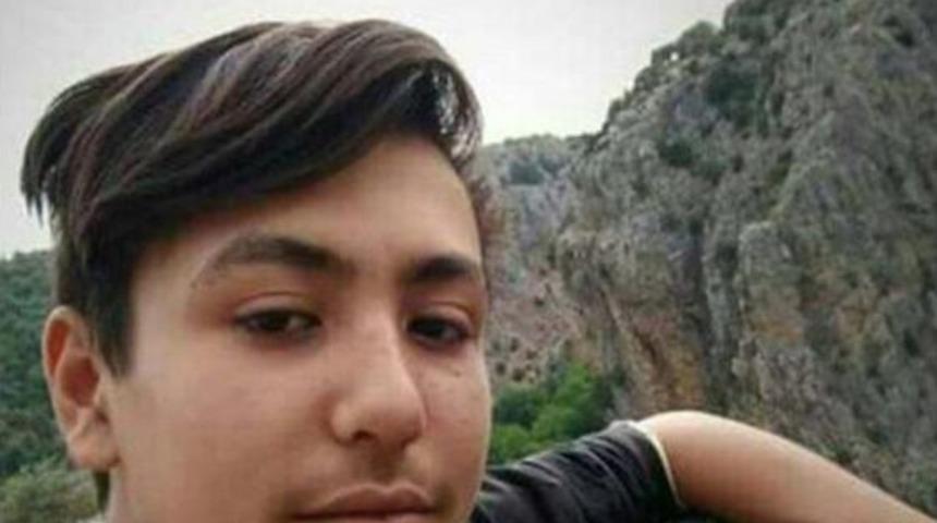 Devrilen Trakt&ouml;r&uuml;n Altında Kalan Gen&ccedil; Hayatını Kaybetti