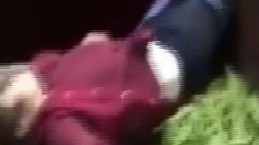 &Uuml;sk&uuml;dar'da Seyyar Satıcı Kadın Ile Zabıta Arasında Yaşanan Arbede Kameraya Yansıdı