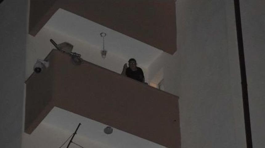 Apartmanda T&uuml;fekle Ateş Eden Kadın Korkulu Anlar Yaşattı