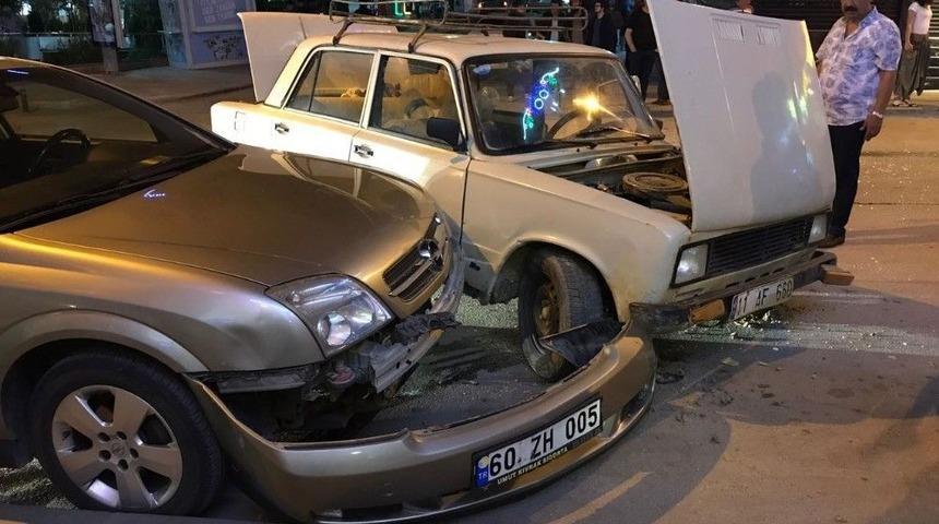 Bilecik&rsquo;te Zincirleme Trafik Kazası; Biri Park Halinde 3 Ara&ccedil; Birbirine Girdi
