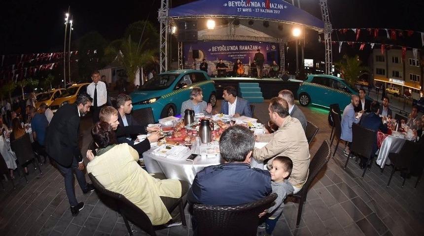 Merakla Beklenen Elektrikli Taksiler İlk Defa Taksim&rsquo;de G&ouml;r&uuml;c&uuml;ye &Ccedil;ıktı