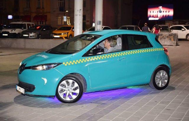 Merakla Beklenen Elektrikli Taksiler İlk Defa Taksim&rsquo;de G&ouml;r&uuml;c&uuml;ye &Ccedil;ıktı 2