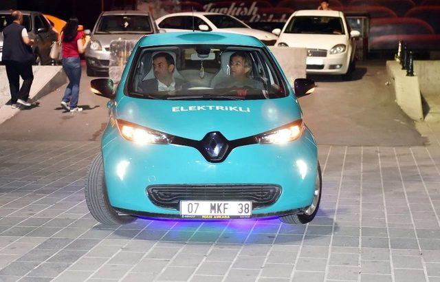 Merakla Beklenen Elektrikli Taksiler İlk Defa Taksim&rsquo;de G&ouml;r&uuml;c&uuml;ye &Ccedil;ıktı 3